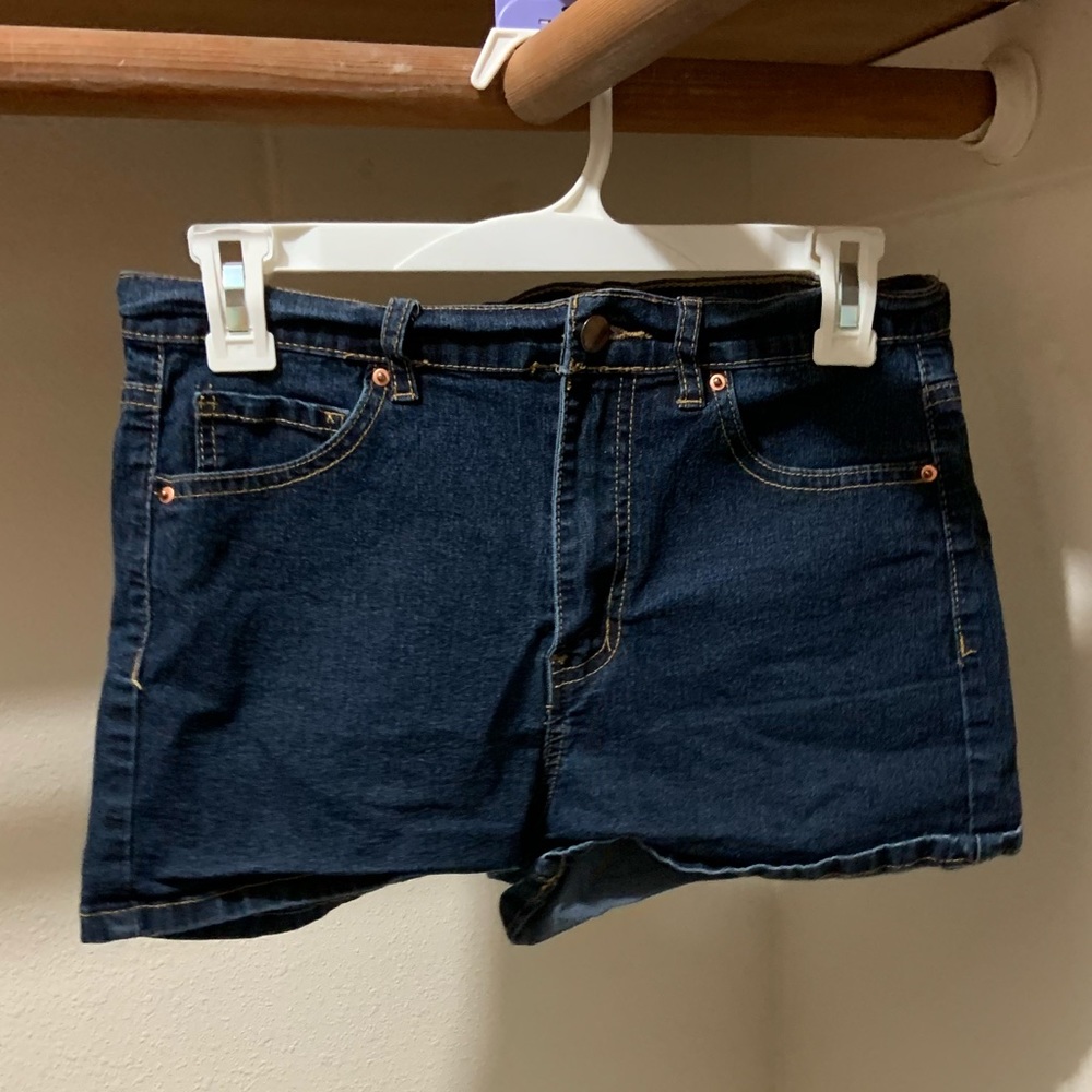 Blue jean shorts.